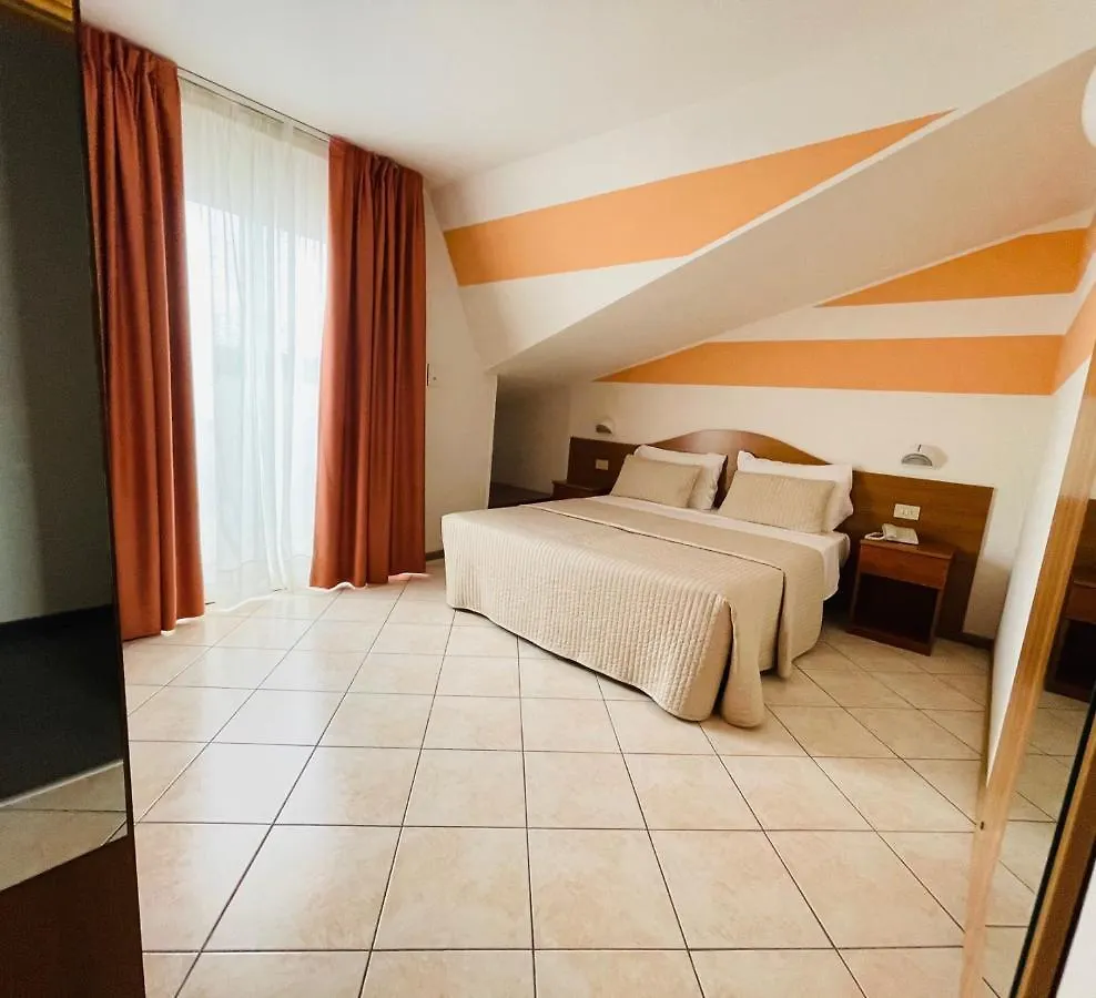 Hotel Touring Лидо-ди-Езоло