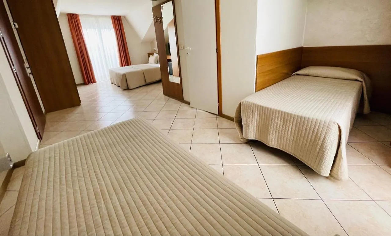 Hotel Touring Лидо-ди-Езоло