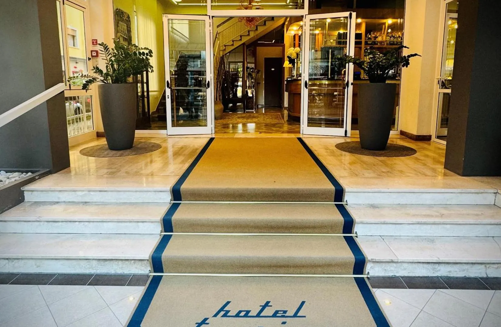 Hotel Touring Лидо-ди-Езоло