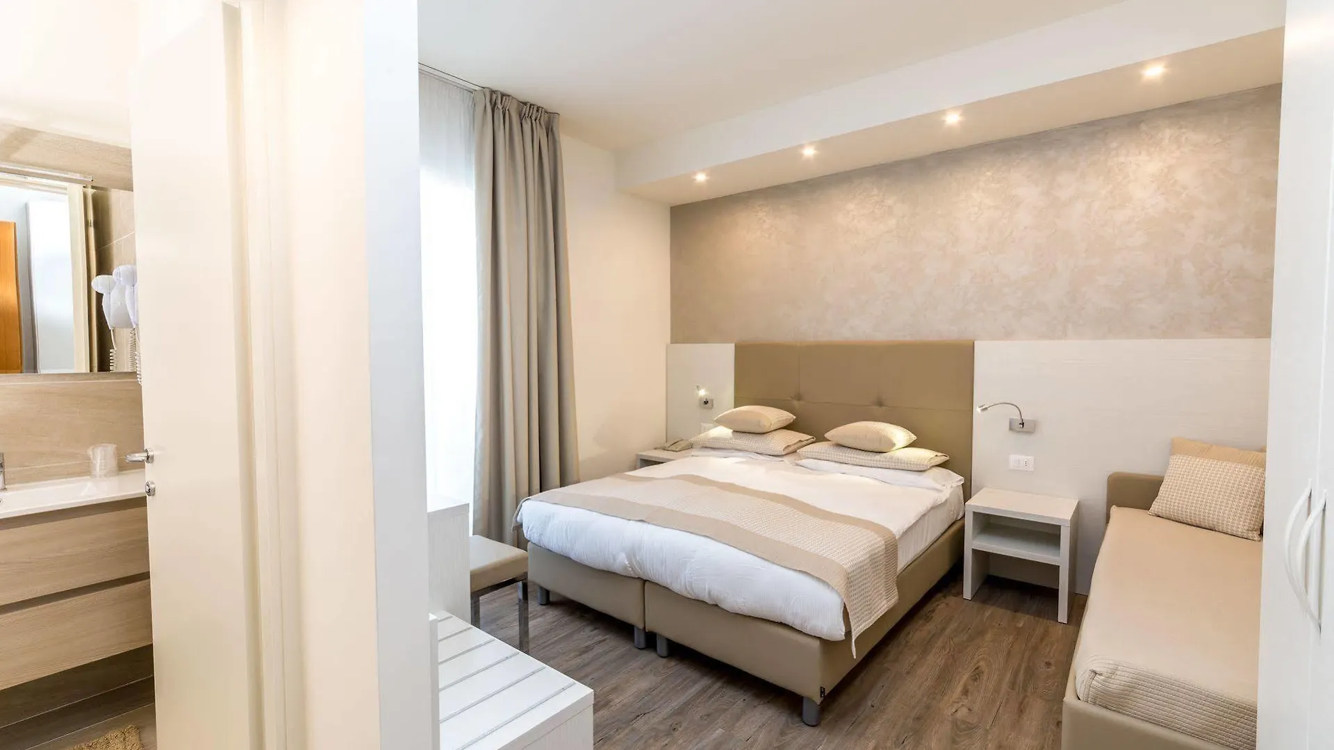 ***  Hotel Touring Лидо-ди-Езоло Италия