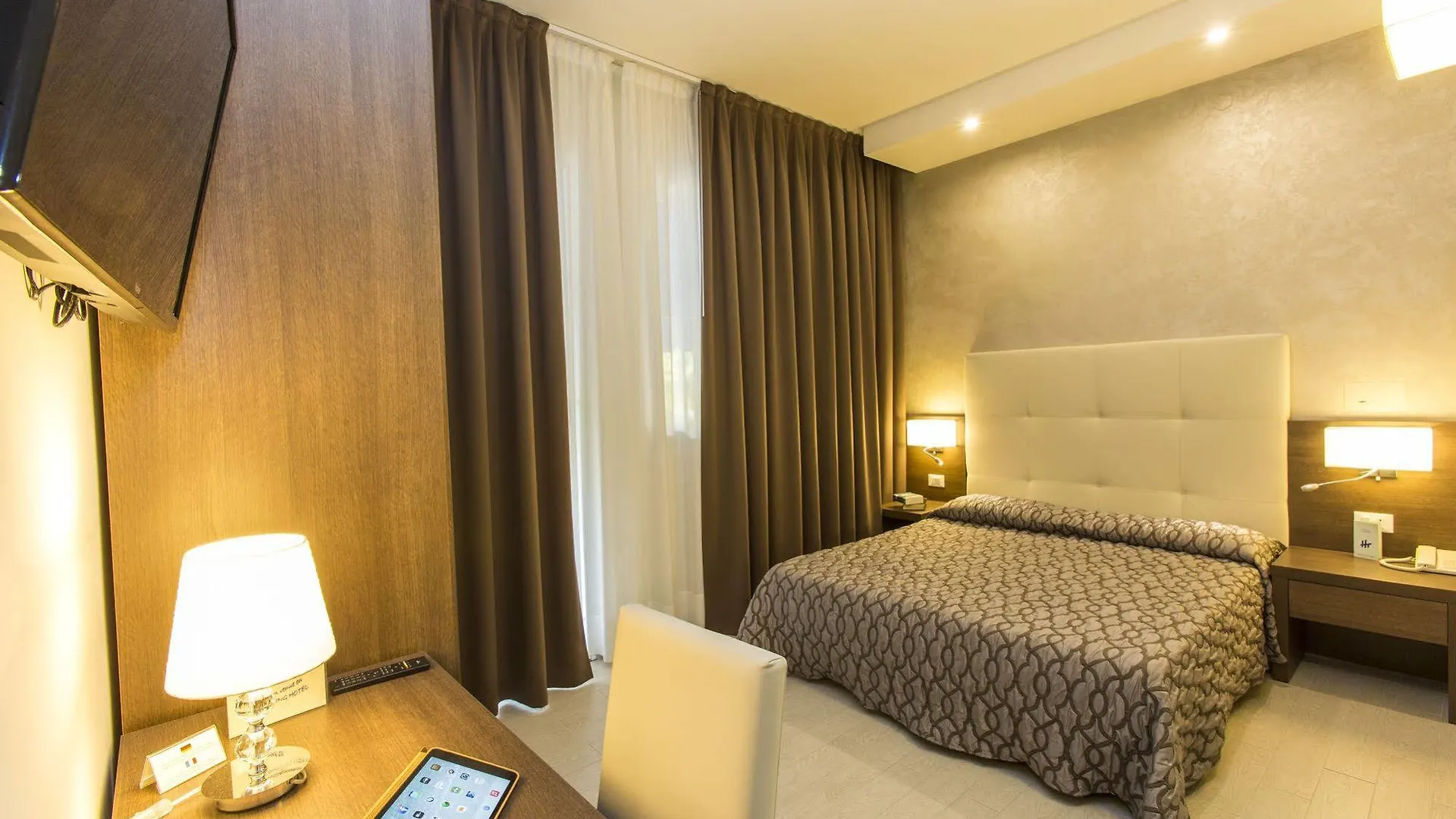 Hotel Touring Лидо-ди-Езоло
